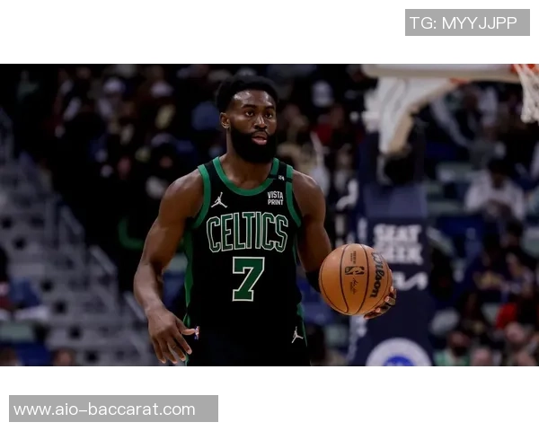 杰伦布朗半场表现惊艳10投8中三分命中率高达80砍下22分引领球队奋勇争先