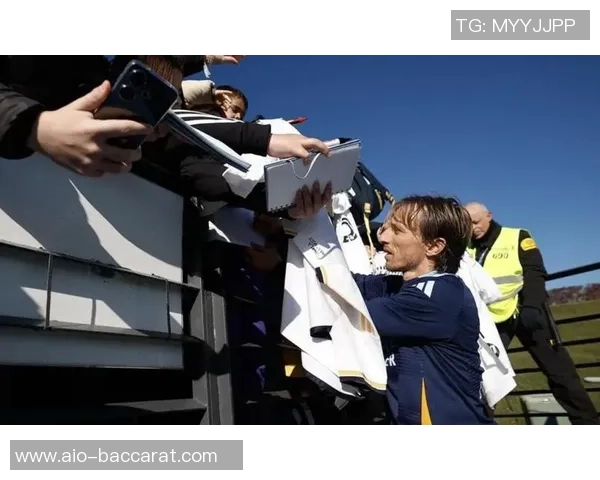 弗里克手握加维球衣与西超杯奖杯合影球员现场观战决赛引关注