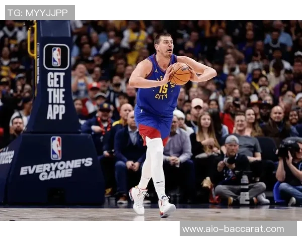 约基奇身着西装热情指导替补席皮克特频频点头展现默契配合